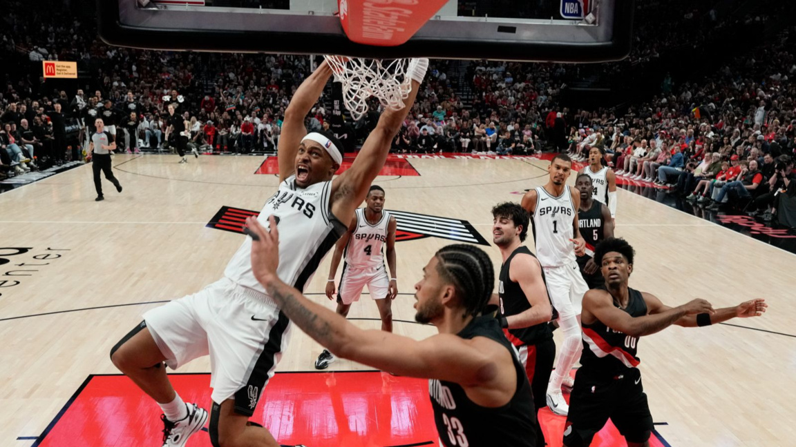 Джонсън от Сан Антонио забива в коша на Потрланд.