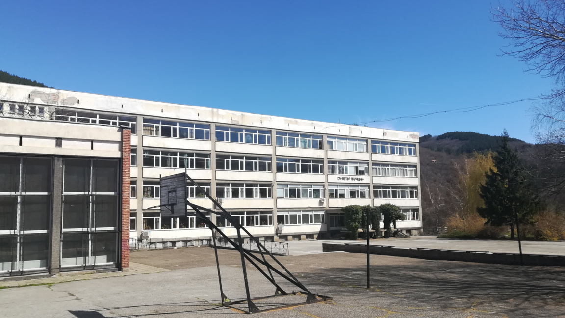 Училището в Чипровци възстановява библиотеката си