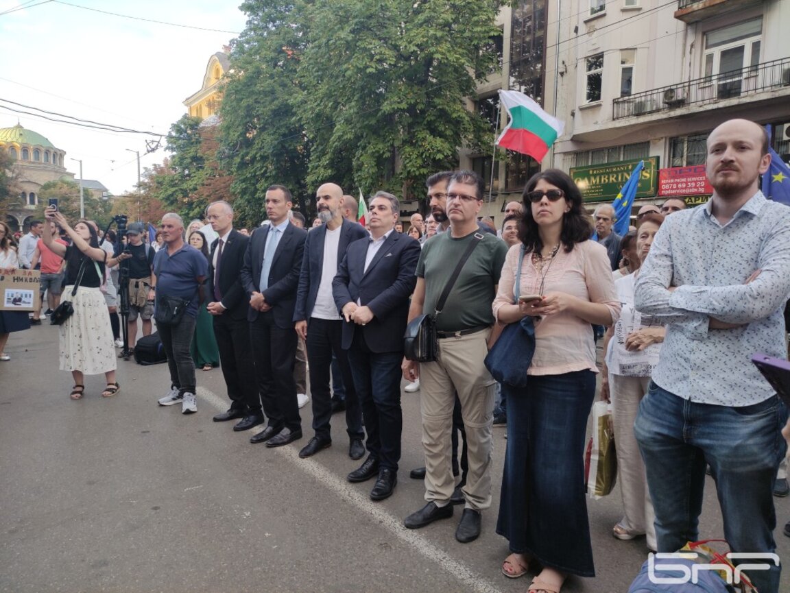 Васил Терзиев, Асен Василев и Кирил Петков са сред протестиращите пред Съдебната палата в подкрепа на Благомир Коцев -  12 септември 2025 г.