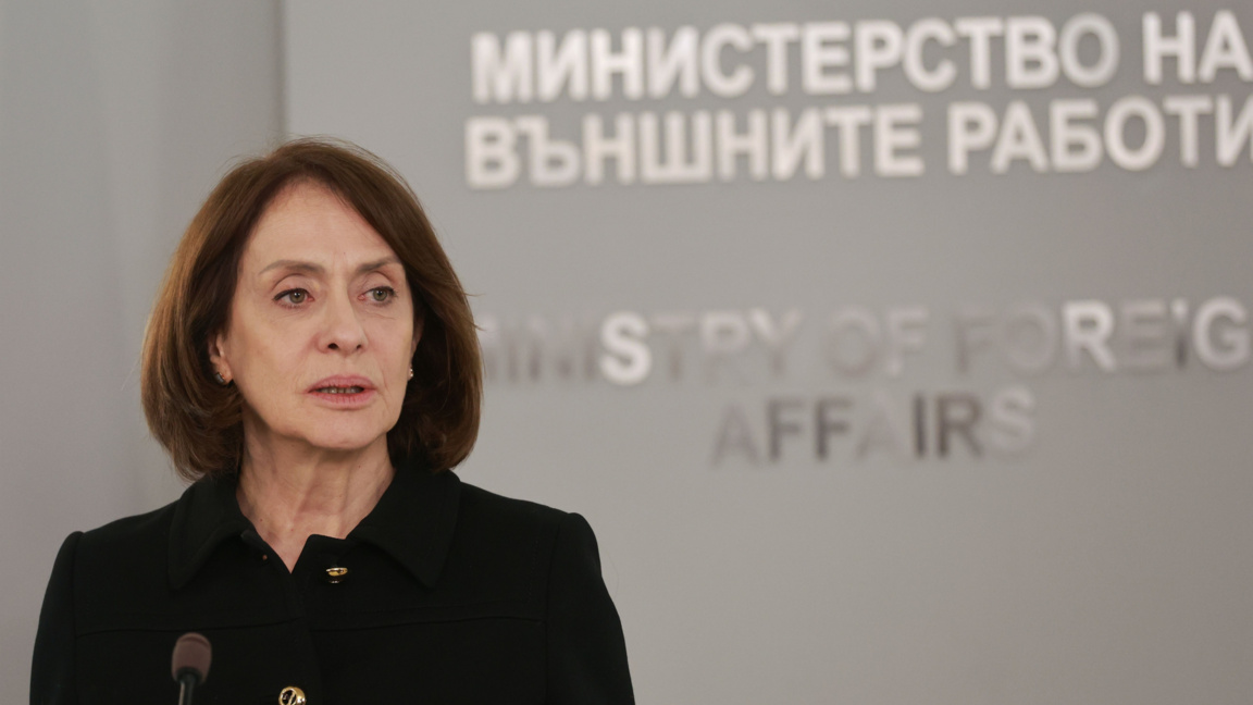 Dışişleri Bakanı Nadezhda Neynsky: İran nükleer programından vazgeçmeli