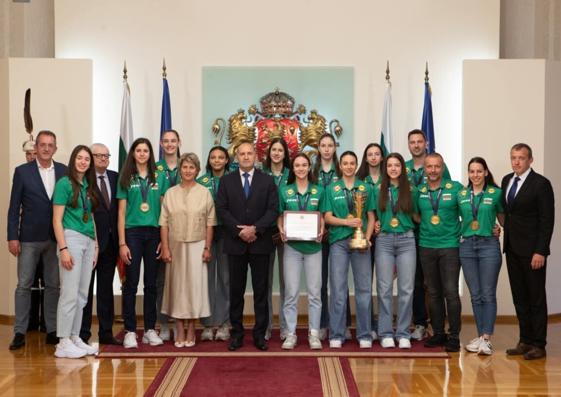 Rumen Radev, 19 Yaş Altı Kadın Voleybol Dünya Şampiyonlarımızı ödüllendirdi