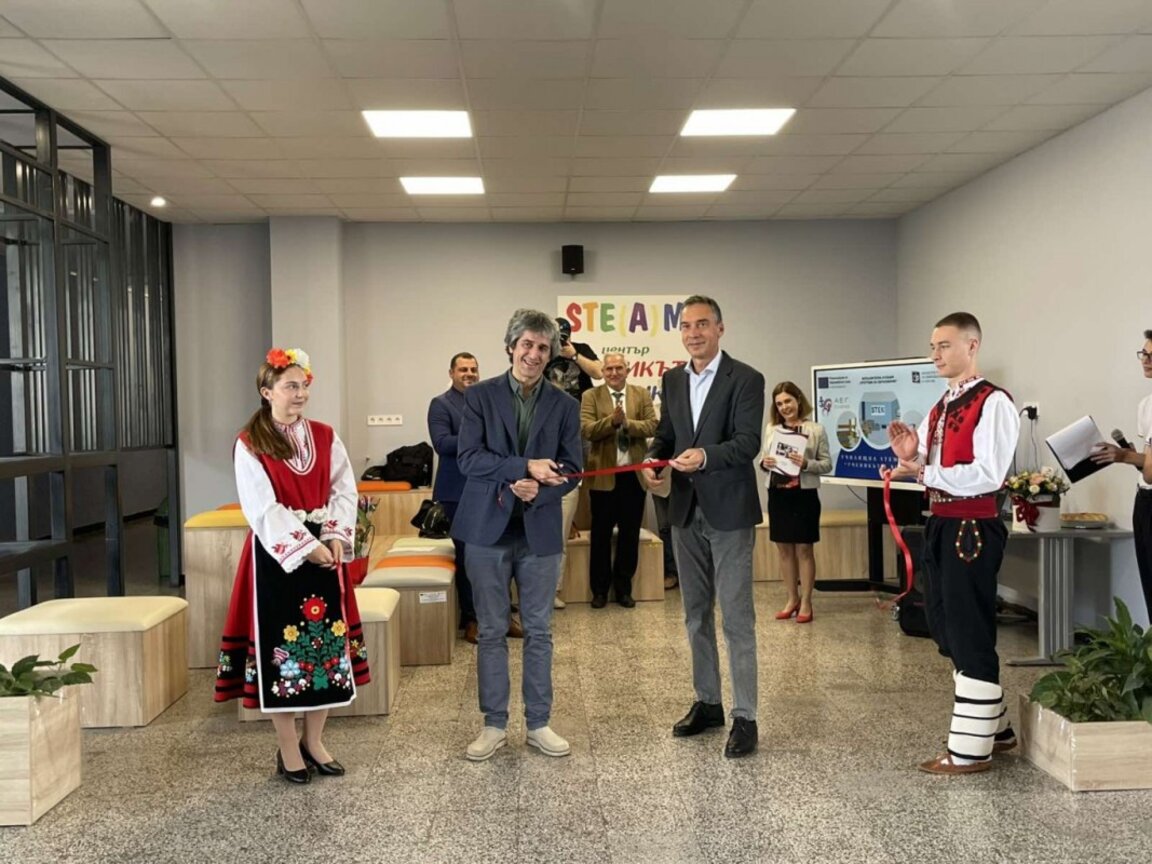 АЕГ „Гео Милев“- Бургас откри нов модерен СТЕМ център „Ученикът е всичко“