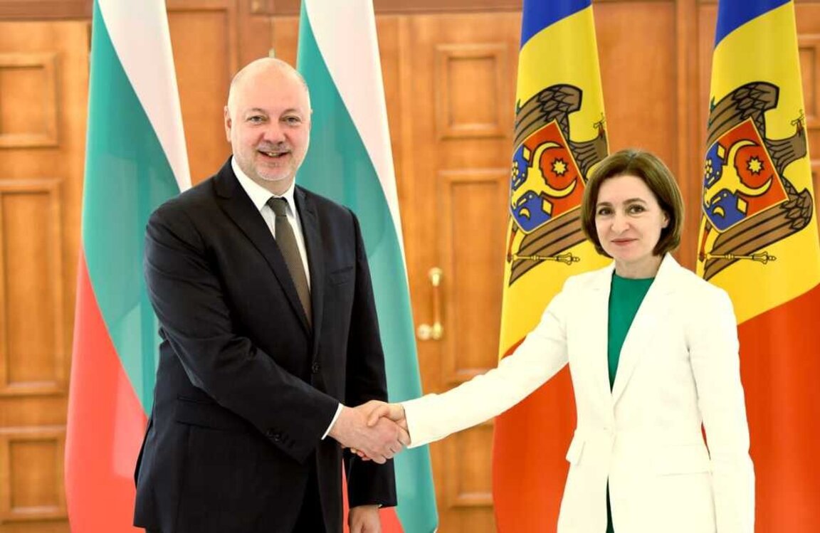 Rosen Zhelyazkov with Maia Sandu