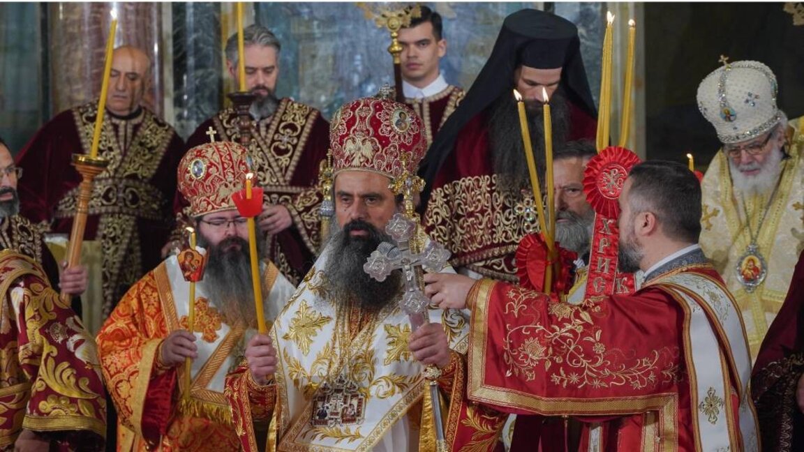 Патријарх Даниил поздравио вернике са „Христос Васкрсе!“