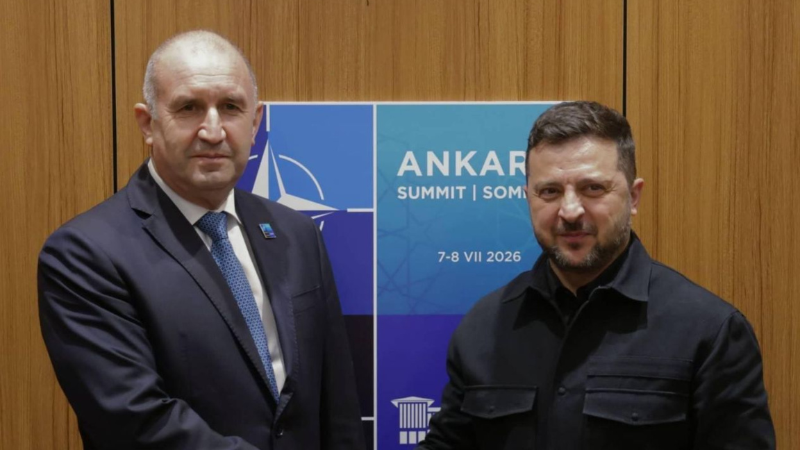 Rumen Radev (L) and Volodymyr Zelenskyy (R)