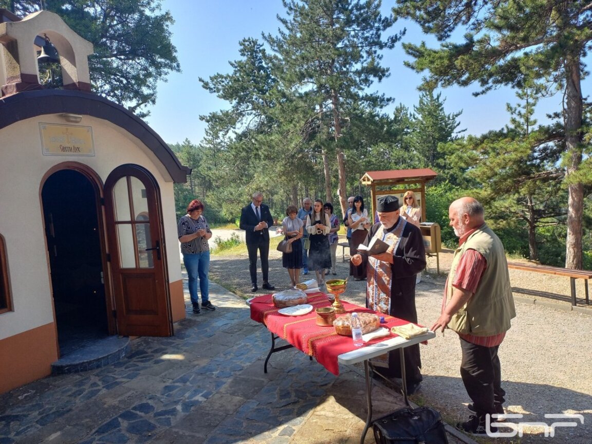 Водосвет за здраве пред параклиса на Свети дух над Благоевград
