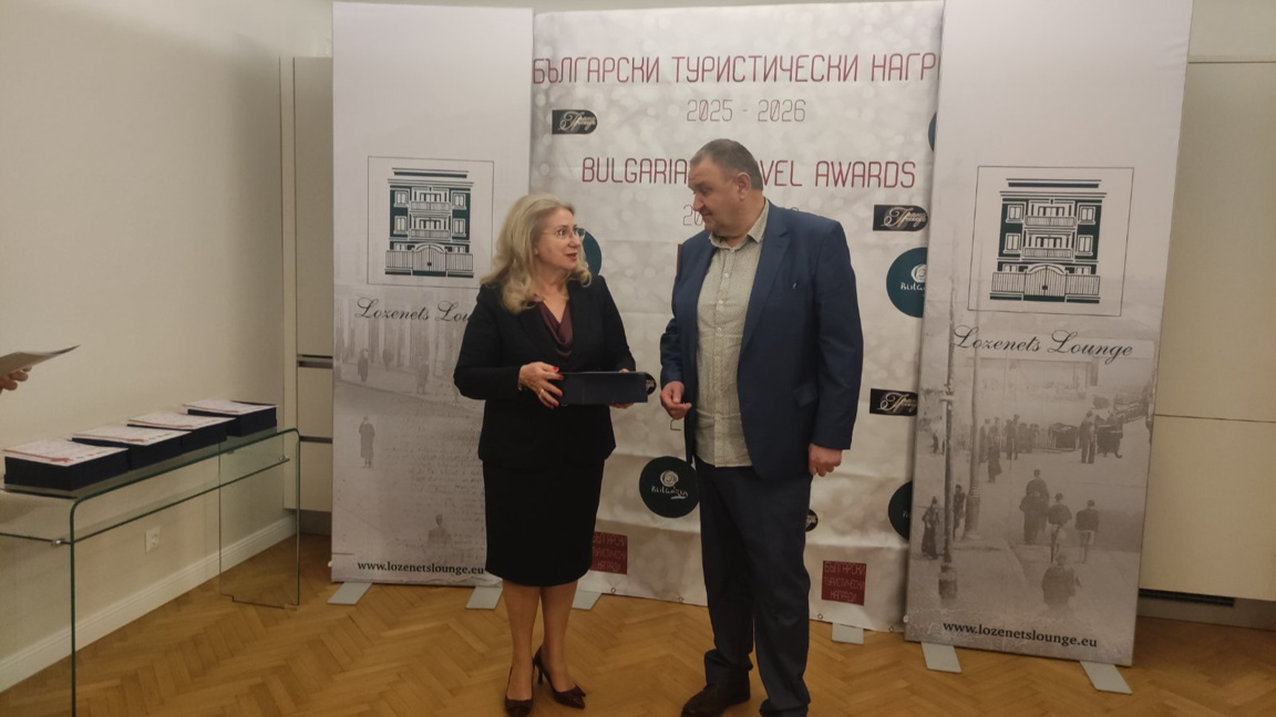 Министърът на туризма Ирена Георгиева връчи наградата на Калин Гелев - кмет на община Сапарева баня