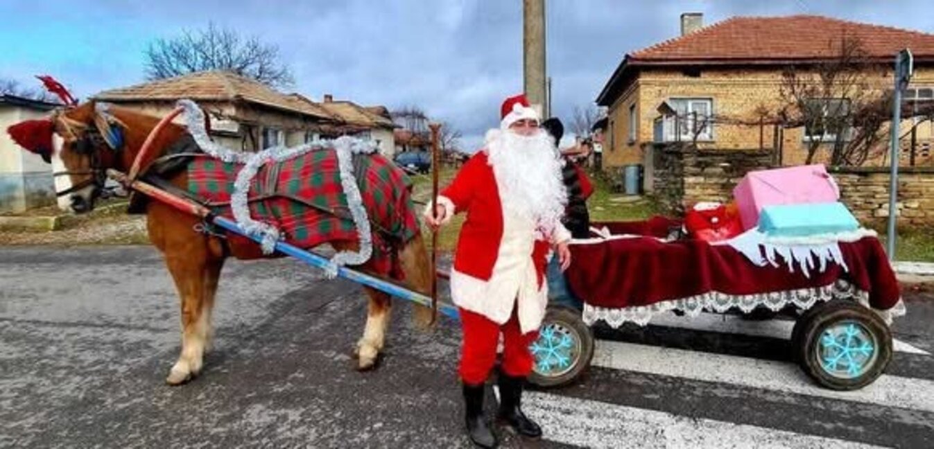 Plastina köyüne Noel Baba at taligasıyla geldi