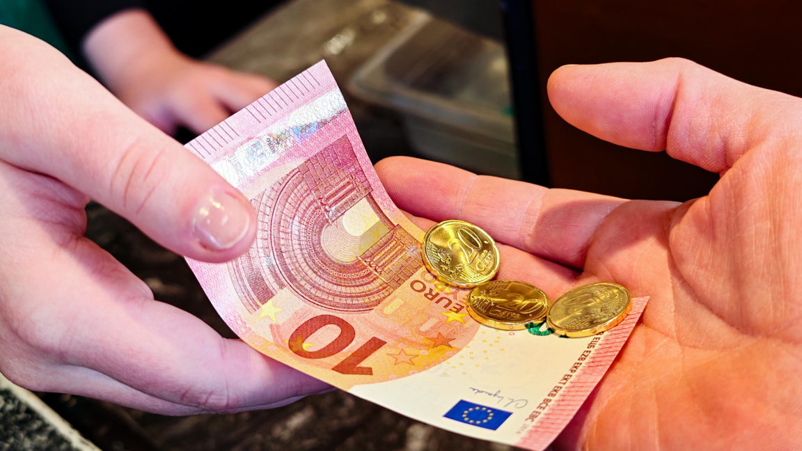 От 1 януари еврото е официалната валута на България