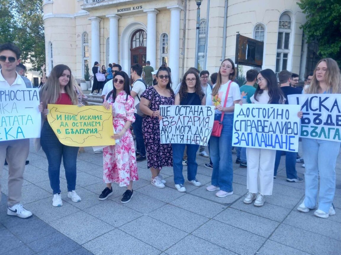 Младите медици и студенти готвят нов протест