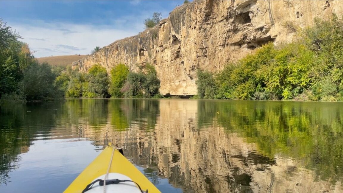 El río Yantra cuenta historias: piragüismo entre maravillas rocosas y túneles verdes