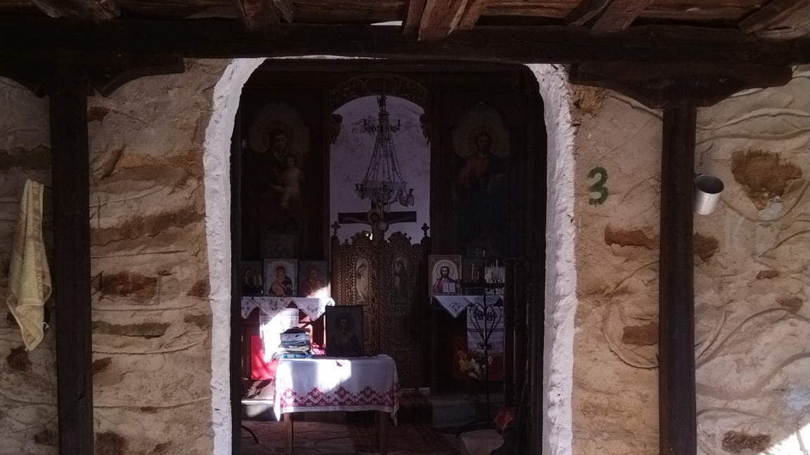 Църквата на името на свети Йоан Златоуст в благоевградското село Дебочица