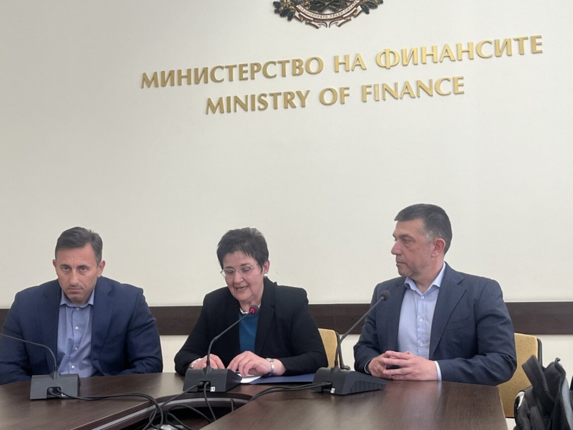 Отляво надясно - Румен Спецов, Людмила Петкова, Георги Димов