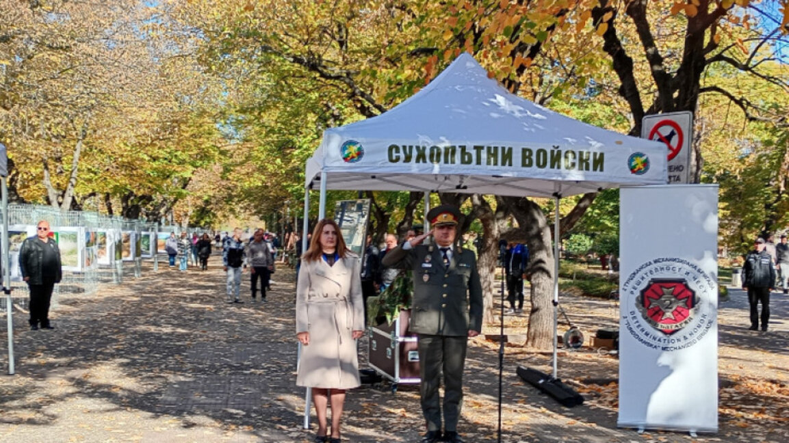 В Стара Загора с фотоизложба отбелязват Празника на сухопътните войски