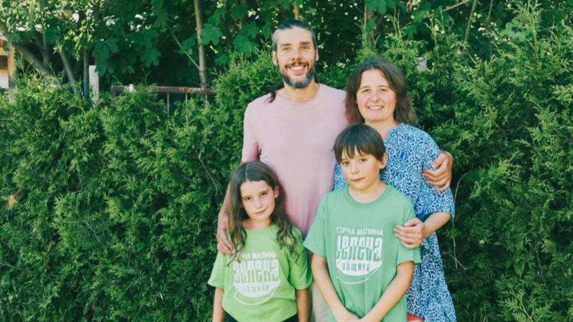Petar, seine Ehefrau Joanna und ihre beiden Kinder – Marti und Maja