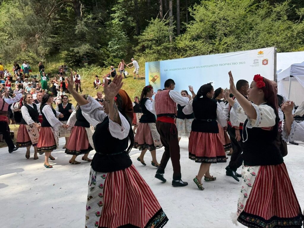 Изпълнители от Шумеско с тричасова програма на фолклорен събор