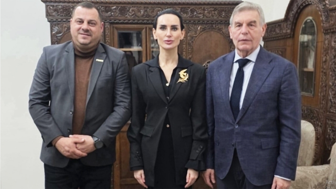Областной управляющий Бургаса Владимир Крумов (слева) и посол Украины Олеся Илащук