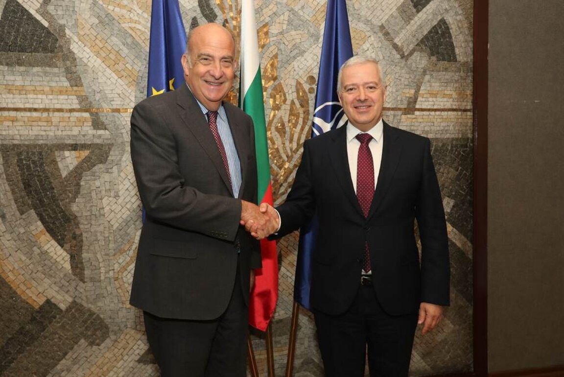 Foreign Minister Ivan Kondov (R) and US Ambassador to Bulgaria Kenneth Merten.