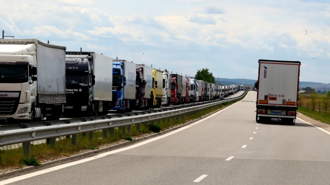 Trafiku është i rënduar për kamionët që udhëtojnë drejt Turqisë