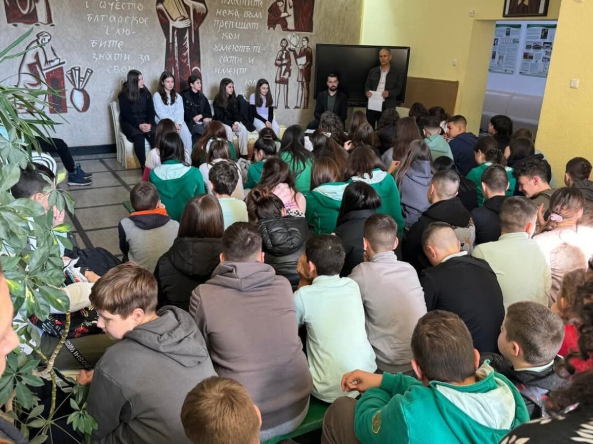 Прокурори изнесоха лекция пред ученици в Казанлък