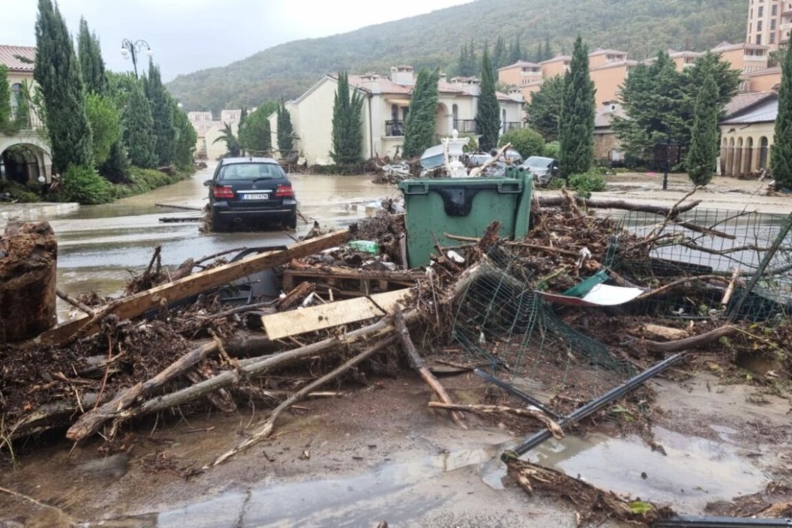 Евакуират хора от наводненото курортно селище "Елените"