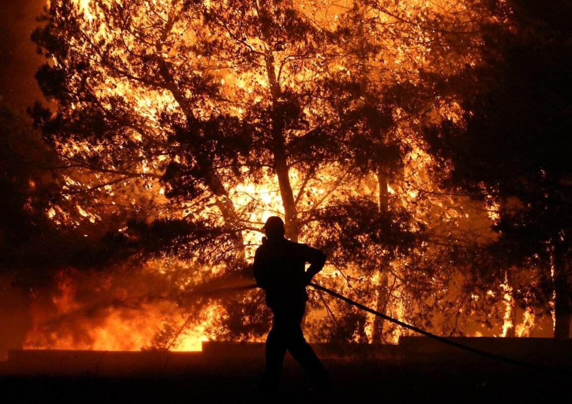 Започна евакуация на жителите на село Плоски заради пожара в района