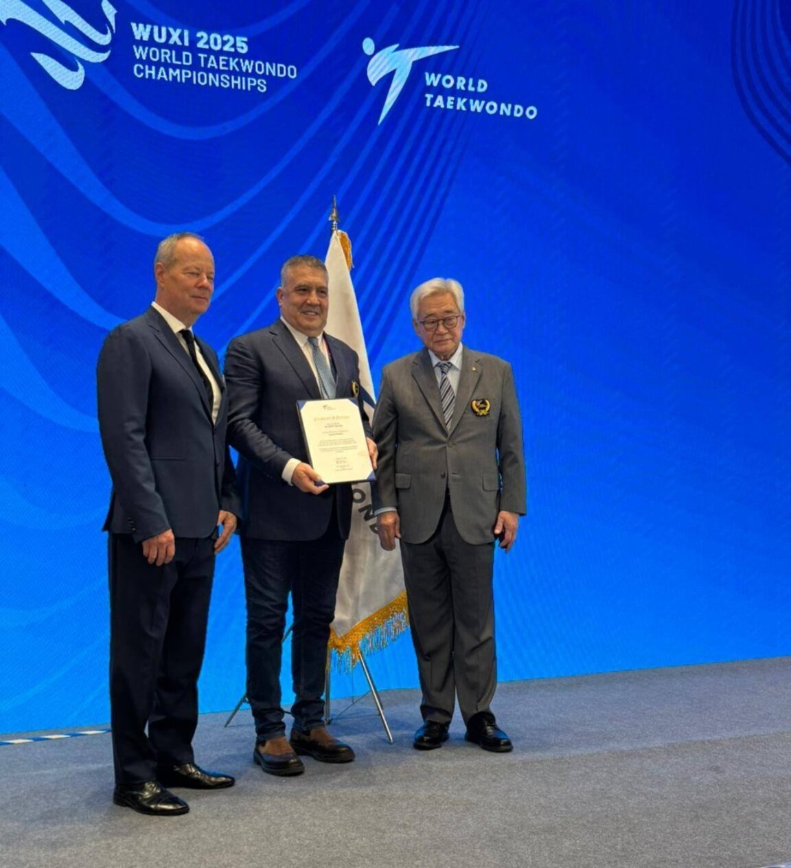 Слави Бинев (в средата)