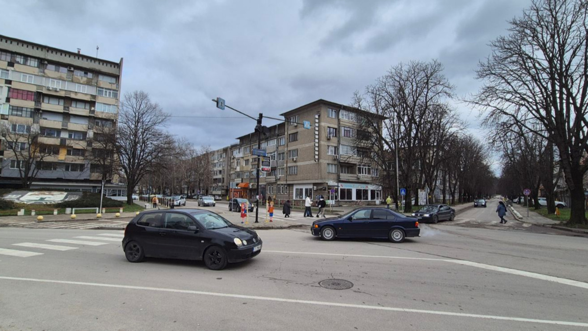 Нов светофар на ключово кръстовище в Тър...