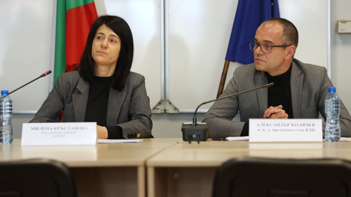 Изпълнителният директор на НАП Милена Кръстанова и и.д. председател на КЗП Александър Колячев на съвместната пресконференция, на която представиха данни от проверките за увеличението на цените - 15 април 2026 г.