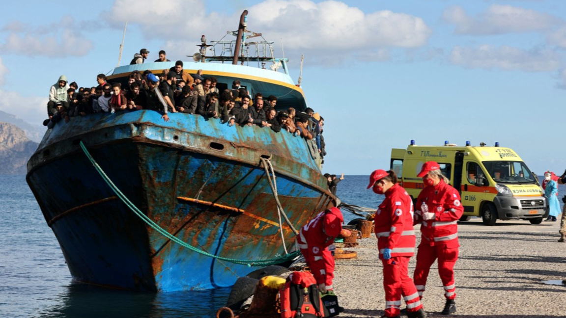 Лодка с нелегални мигранти на пристанището на град Палеохора, о-в Крит.