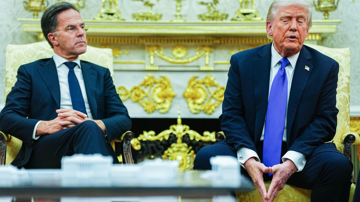 Генералният секретар на НАТО Марк Рюте (вляво) и президентът на САЩ Доналд Тръмп