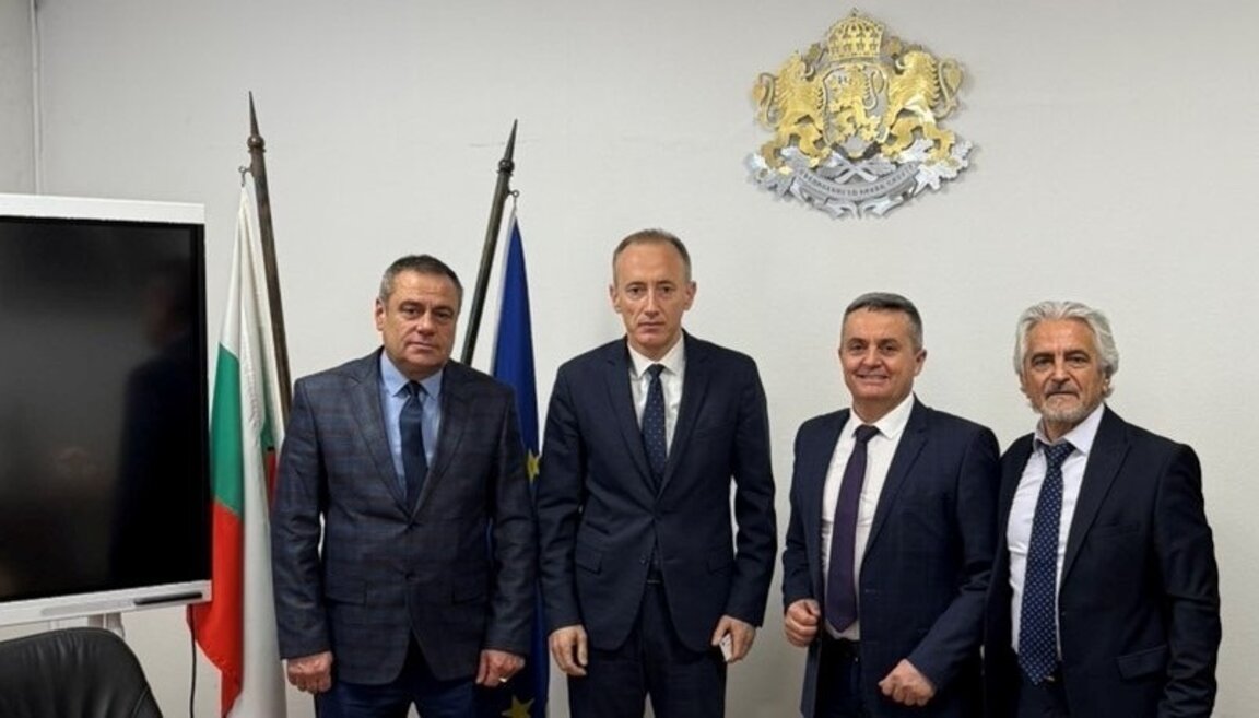 На среща с министъра на образованието и науката Красимир Вълчев народният представител д-р Красимир Събев, заместник областният управител Андриян Петров, председателят на Общински съвет-Смолян Димитър Кацаров и началникът на РУО-Смолян Никола Запрянов защитиха предлаганите промени в план-приема