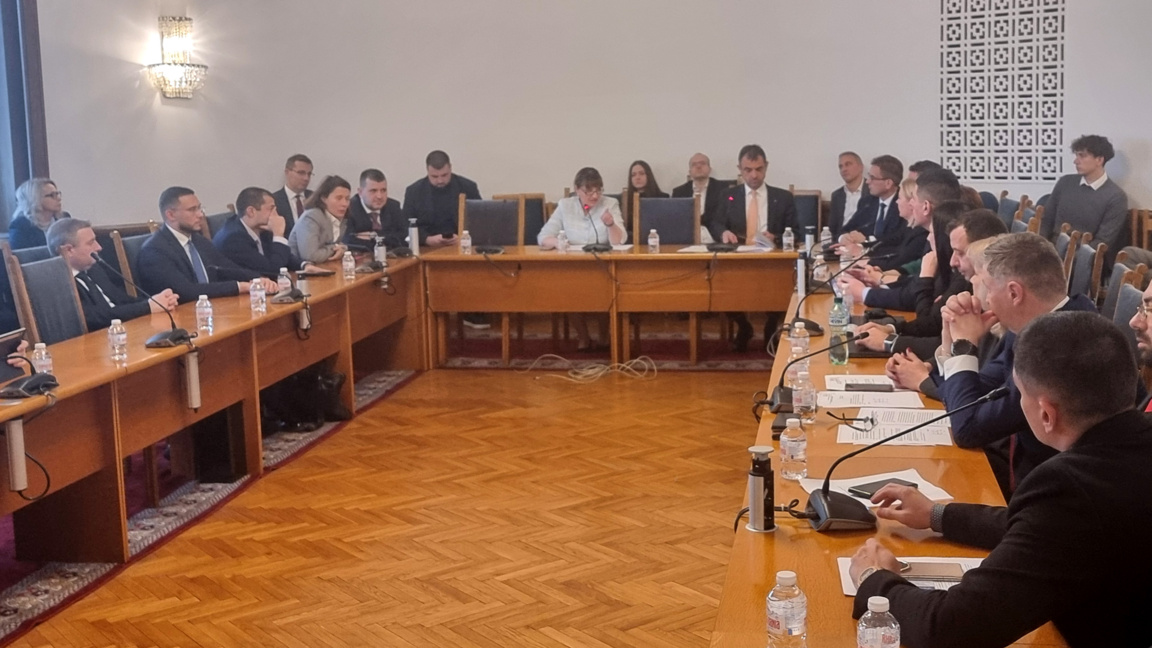 На извънредно заседание Правната комисия разглежда промени в Изборния кодекс