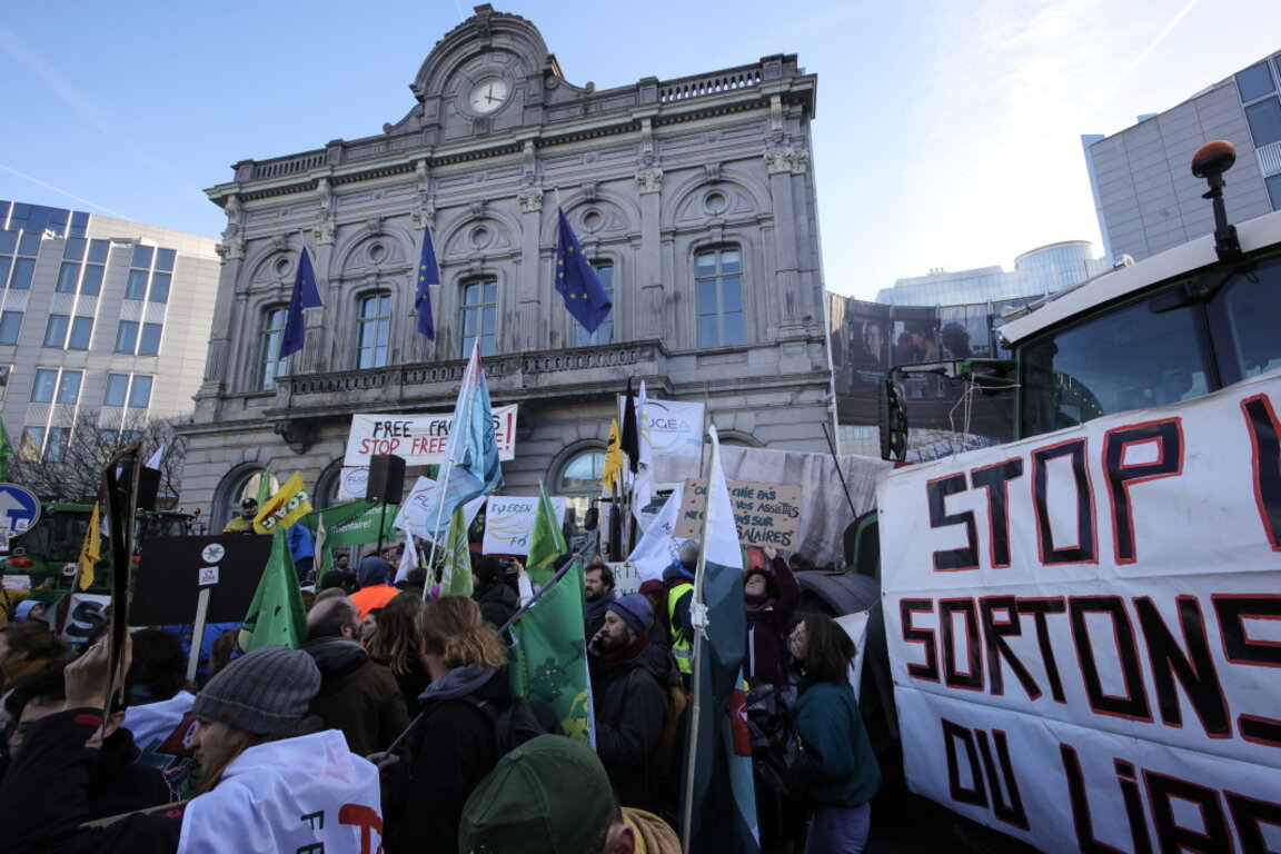 Фермерски протест на площада пред Европарламента в Брюксел, 1 февруари 2024 г.