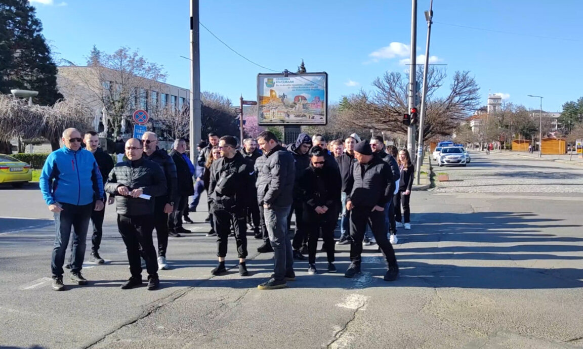Протестиращи ресторантьори блокираха за кратко кръстовище в Кърджали (видео)