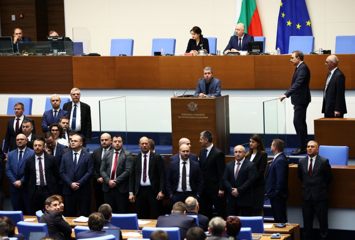 Депутатите от БСП, "Възраждане" и ИТН прекъснаха заседанието на парламента