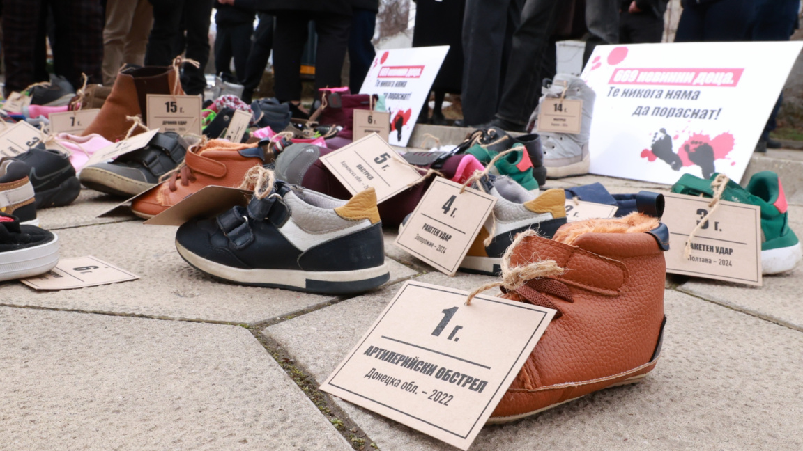 ДСБ проведоха възпоменателна акция пред руското посолство в София