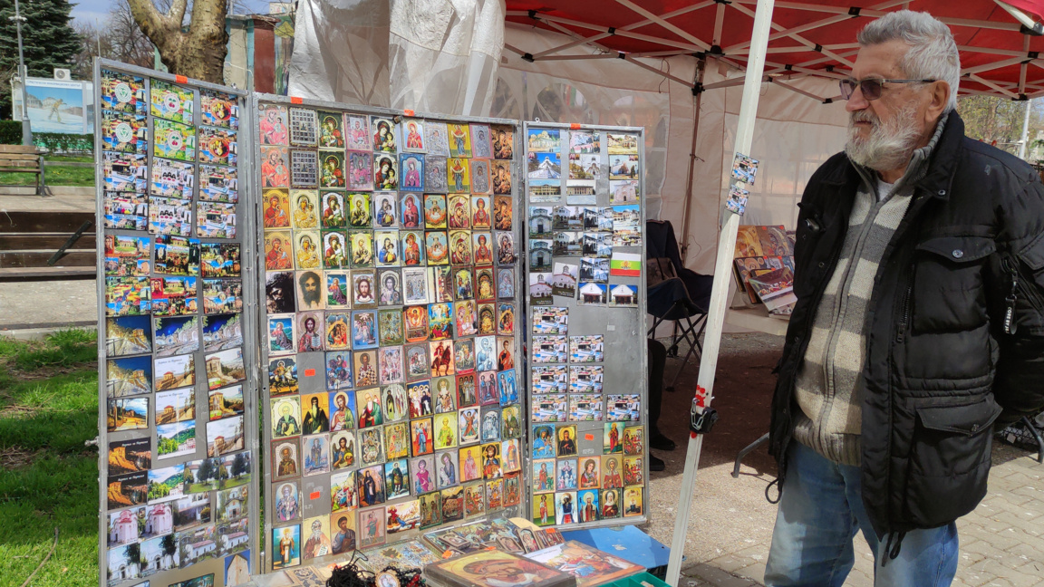Иконки по 1 евро продаваха за Възкресение пред кюстендилските храмове