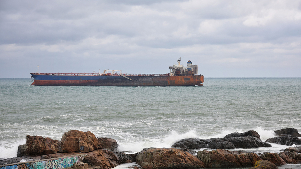 Bulgaria pide aclaraciones a Turquía por el petrolero “Kairos” abandonado