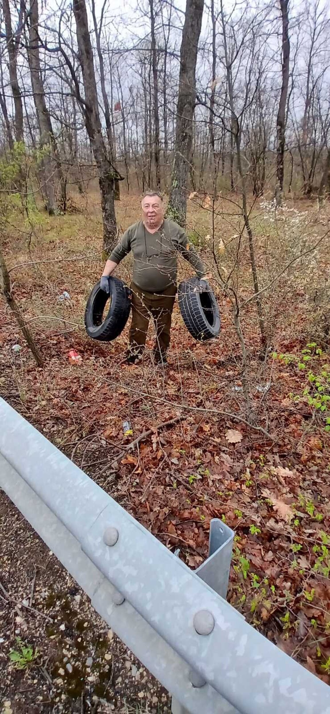 Два дни чистят в гората