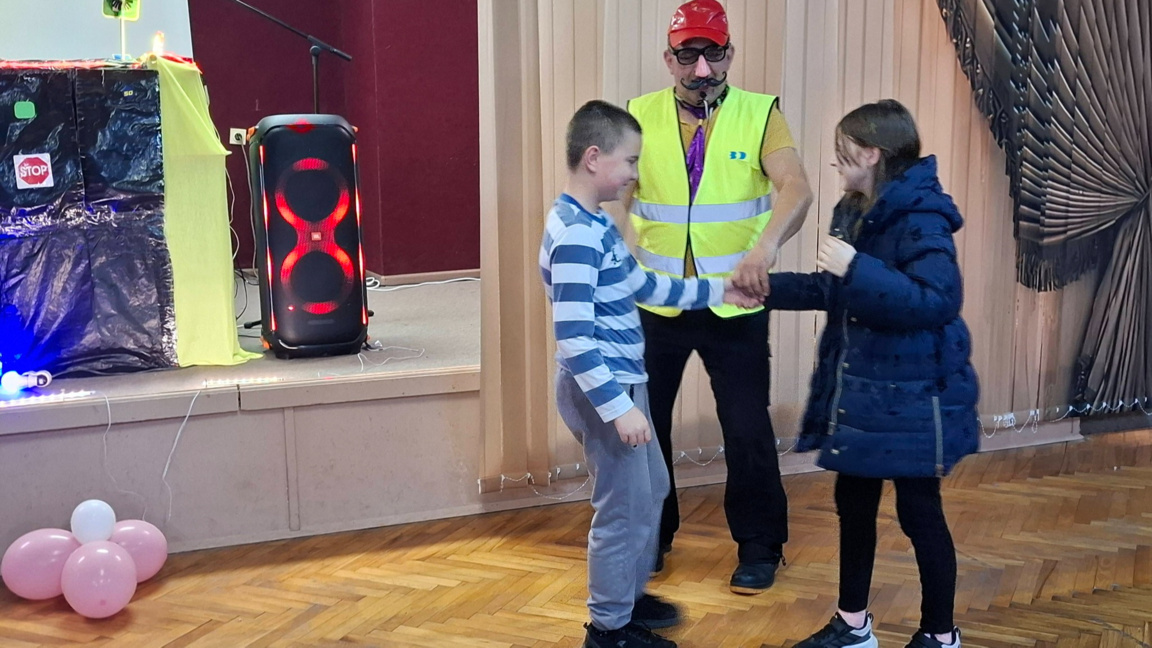 Ученици от Зверино учиха правилата за движение чрез театър