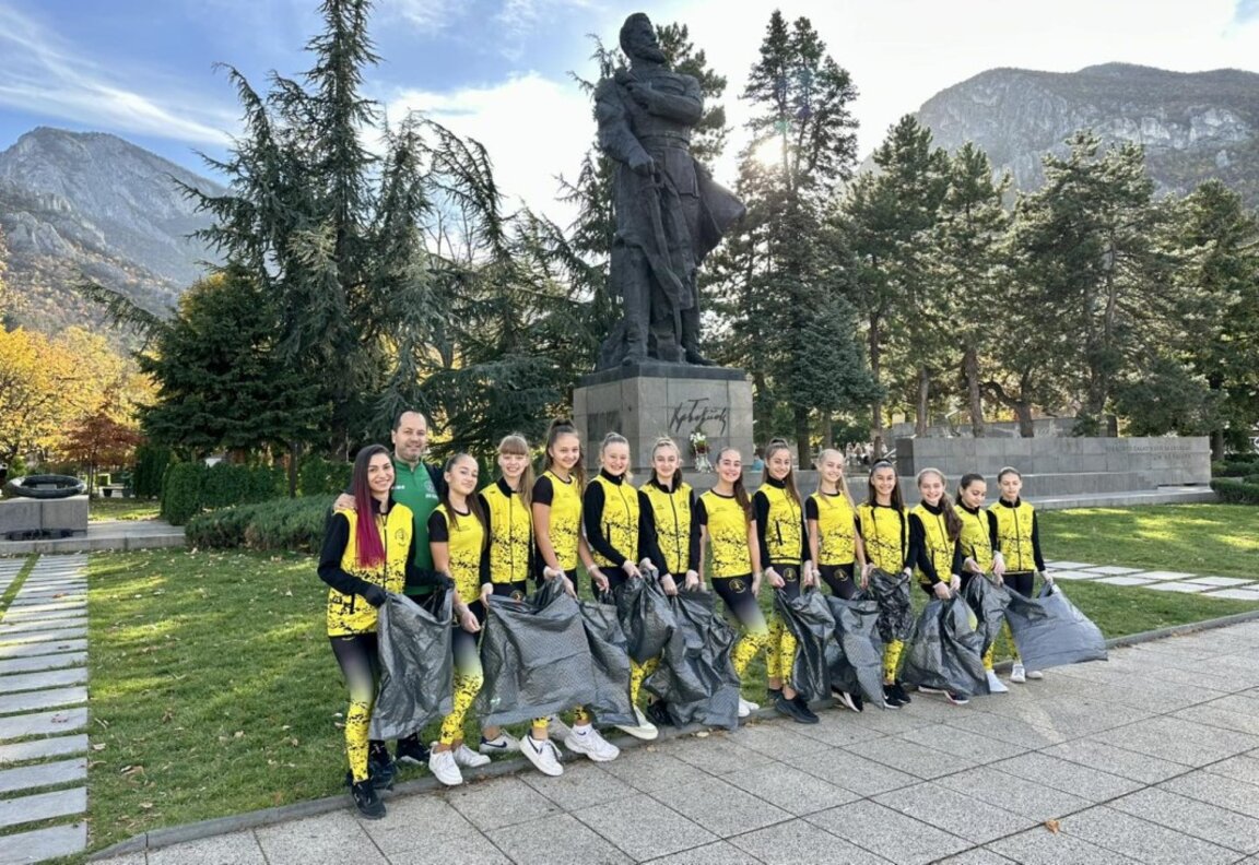 Врачански гимнастички почистиха зелените площи около паметника на Ботев