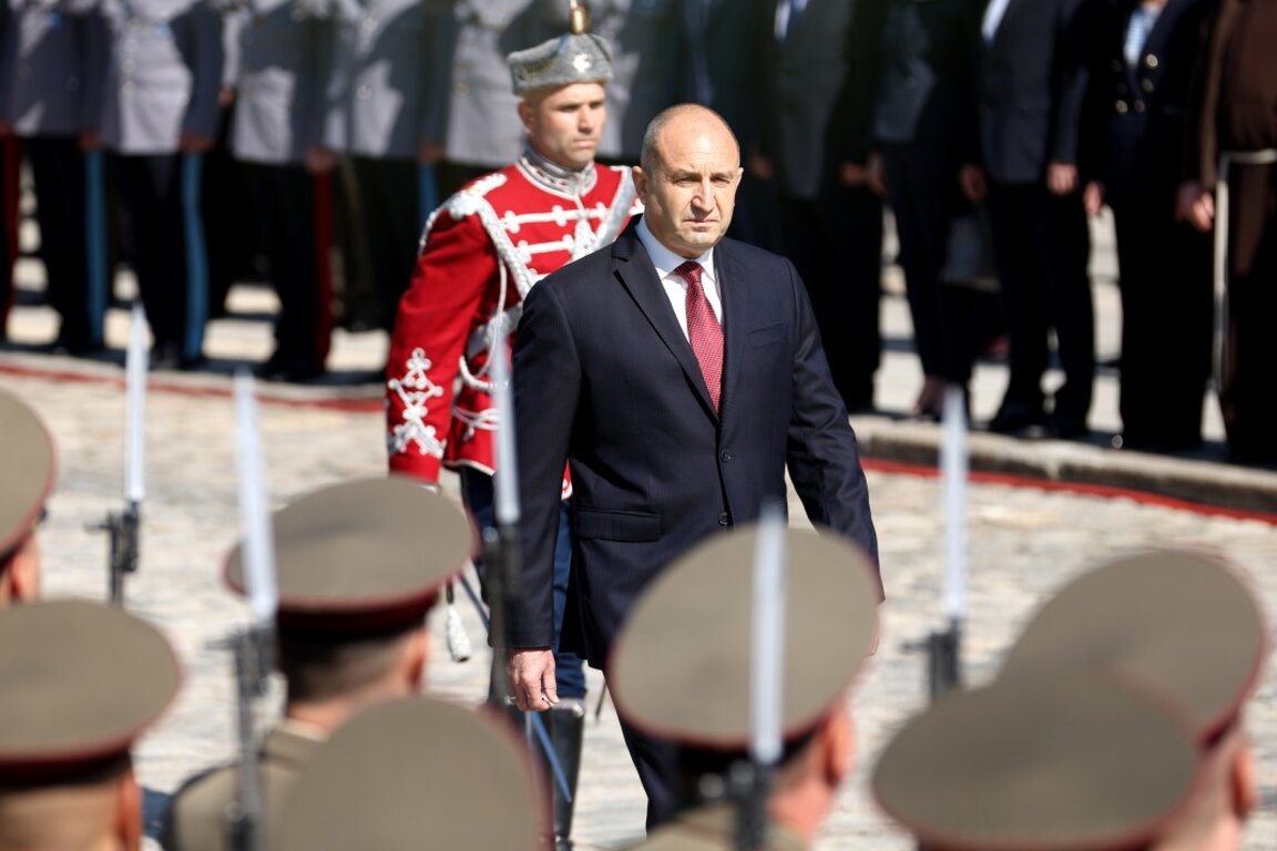 Rumen Radev: Kriz, savaş ve belirsizlik zamanlarında Bulgar Ordusunu ihmal etmeyi göze alamayız