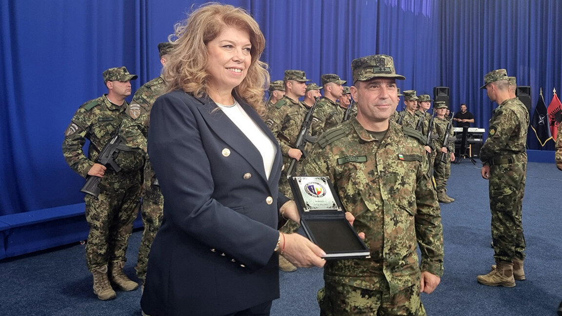 6 mai: La vice-présidente a visité le contingent militaire bulgare au Kosovo