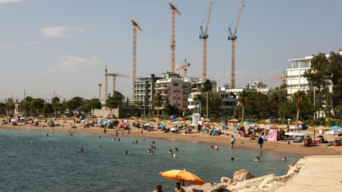 Строителна техника се вижда край плажа Глифада в Атина, Гърция, август 2025 г.