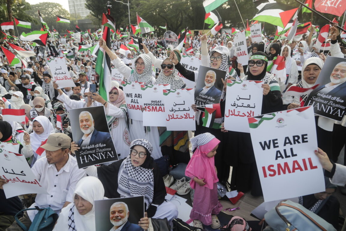 Индонезийци държат плакати с надпис: "Всички сме Исмаил (Хания)", по време на акция за солидарност с палестинците пред посолството на САЩ в Джакарта, Индонезия, 3 август 2024 г.