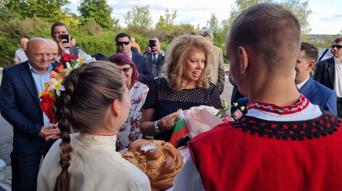 Илияна Йотова връчи голямата награда в Конкурса за есе на БНР за младежи от Украйна и Молдова