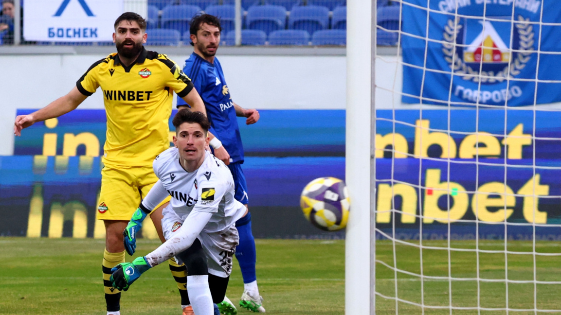 Вратарят Даниел Наумов вади 3 пъти топката от мрежата