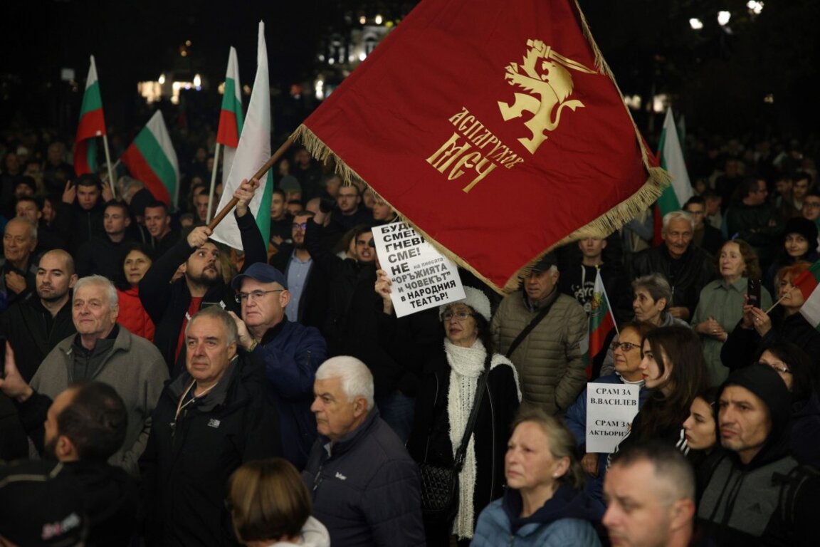 Директорът на Народния театър: Този протест е незаконен