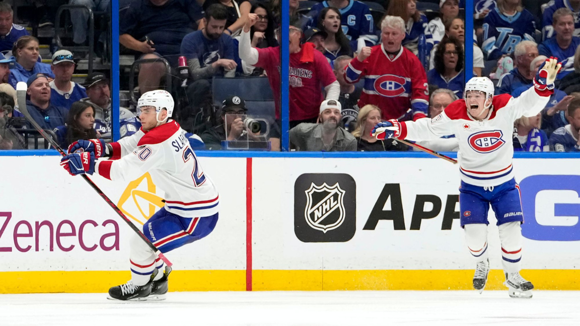 Юрай Слафковски (вляво) празнува гола си за Монреал в продължението.